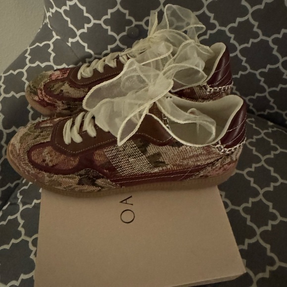 Stylish Tapestry Sneakers with Ribbon Laces - Picture 2 of 5